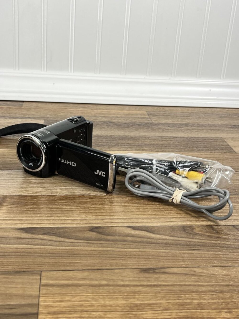 JVC Everio HD Camcorder GZ-HM35BU With Battery No Charger - Picture 3 of 10
